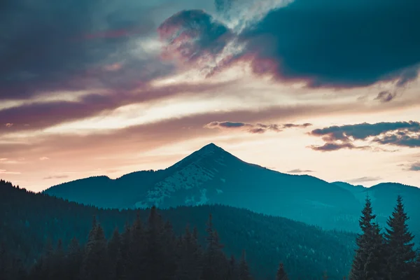 Величественный восход солнца в горах — стоковое фото