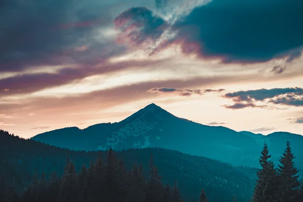 Lever de soleil majestueux dans les montagnes — Photo