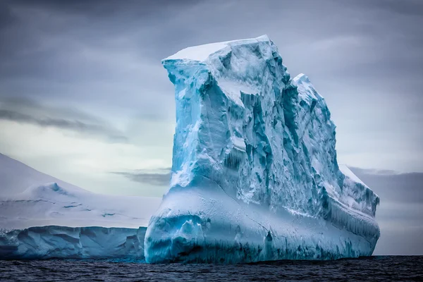 Iceberg antártico en la nieve — Foto de Stock