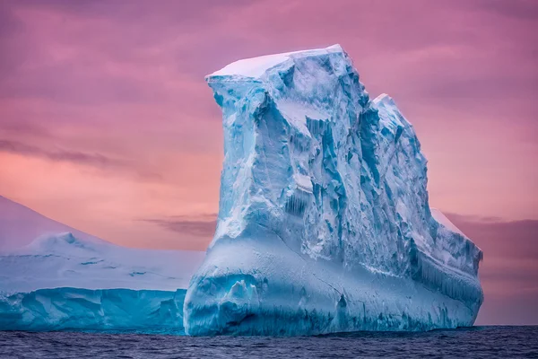 Iceberg antártico na neve — Fotografia de Stock