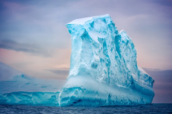 Iceberg antarctique dans la neige — Photo