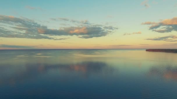 Cielo hermoso y agua al atardecer — Vídeos de Stock