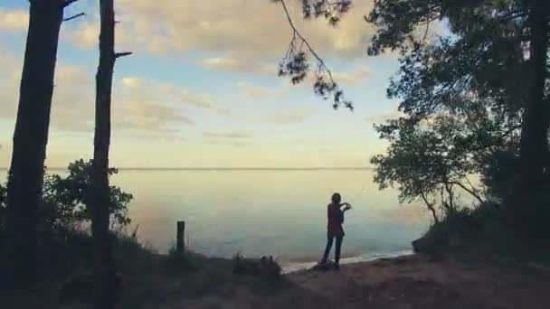 Pêche fille sur la plage — Video