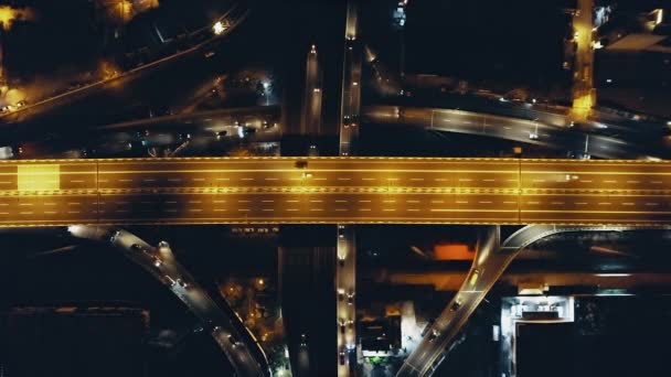 フィリピンの大都市マニラでライトアップされた交通高速道路橋。車、トラックの空中ビュー — ストック動画