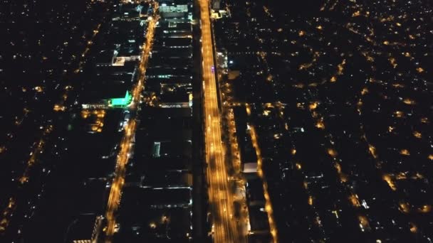 Nachtleben in der Stadt: beleuchtete Straßen, Straßen aus der Luft. Nachtleben der philippinischen Metropole Manila — Stockvideo