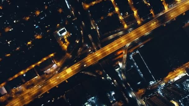 Top down van nachtlampjes verkeersweg op verlichte straten antenne. Stadsgezicht van de Filipijnen — Stockvideo