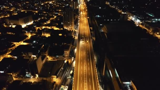 Närbild trafik väg med bilar, lastbilar kör på natten top down antenn vy. Filippinernas huvudstad — Stockvideo