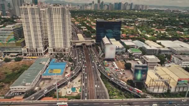 Nagy forgalmú autópálya a felhőkarcolóknál és hirdetőtábláknál. Metropolis város üzleti központ — Stock videók