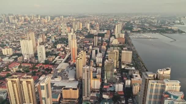 Manilla pier stad stadsgezicht op Ocean Bay luchtfoto. Geweldige architectuur attractie en moderne gebouwen — Stockvideo