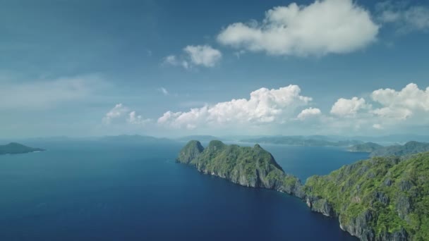 Monta las islas en el agua azul de la vista aérea de la bahía del océano. Nadie naturaleza paisaje marino y costa de la isla — Vídeos de Stock