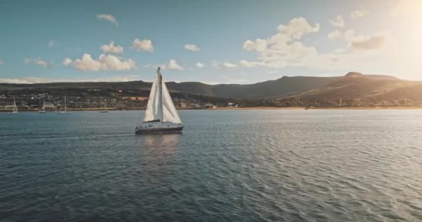 Navegando em iate de corrida em mar aberto, sol brilhar vista aérea. Majestosa paisagem marinha na costa da ilha de Arran — Vídeo de Stock