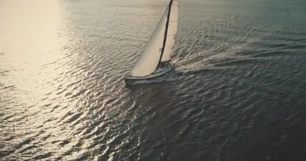 Iate navegando em mar aberto no ar dia de vento. Sol sobre barco à vela branco na baía do oceano. Cruzeiro à vela — Vídeo de Stock