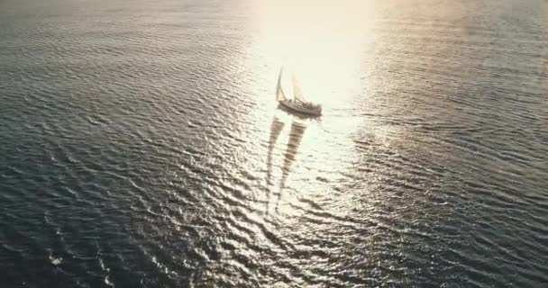 Riflessione del sole su yacht crociera in mare baia aerea. Suggestivo paesaggio marino con barca a vela in estate — Video Stock