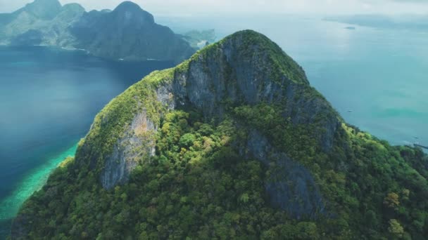 Filipinas bosque verde tropical en la cima de la montaña con paisaje marino azul. Muelle oceánico con barcos, barcos — Vídeos de Stock