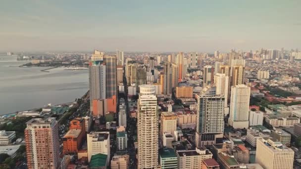 Trópusi város modern épületekkel és felhőkarcolókkal. Fülöp-szigetek metropolisz város Manila — Stock videók
