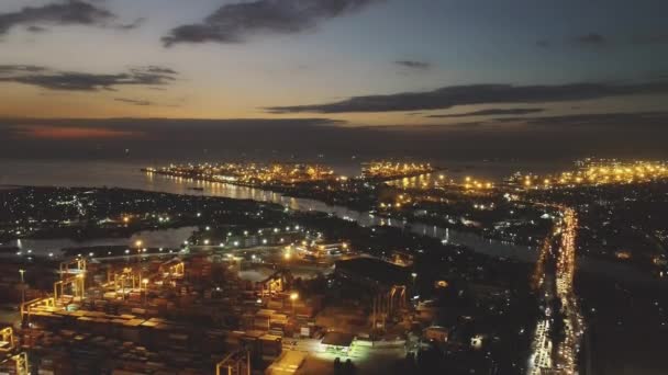 Verlichte pier stad en jachthaven aan de snelweg antenne. Stedelijk vervoer verlicht door lantaarns — Stockvideo