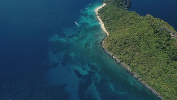 바다만 상공에 있는 섬의 푸른 조경입니다. 푸른 숲의 모래 해변에 있는 열 대의 섬 부둣가 — 비디오