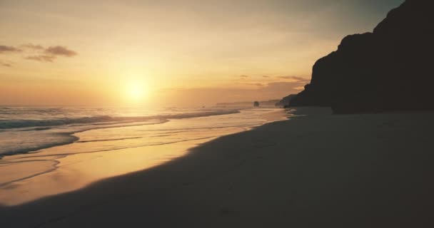 Sunset slow motion over serene seascape at tropical Sumba island, Indonesia. Incrível ninguém natureza — Vídeo de Stock