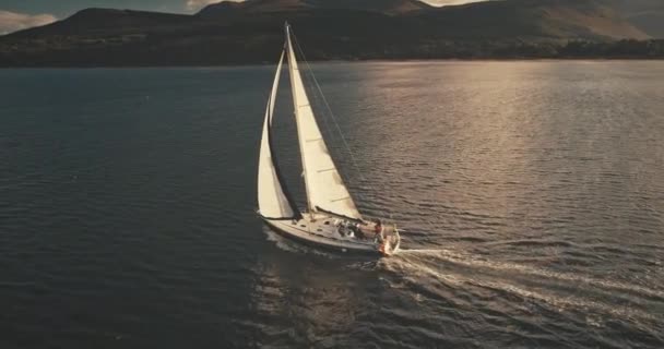 Yacht con riflessione vela in mare aperto aerea. Nessuno natura paesaggio marino con barca a vela crociera oceano — Video Stock