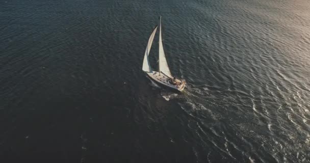 Yacht vela in mare aperto al sole brillare aerea. Sereno paesaggio marino e trasporto acqua, barca a vela — Video Stock
