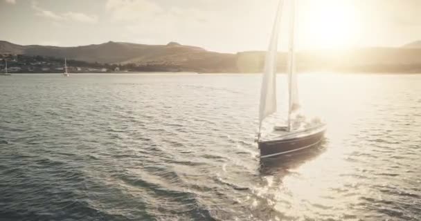 Reflejo solar de cámara lenta en el yate en la antena de la bahía oceánica. regata de vela carrera en barco al sol — Vídeos de Stock