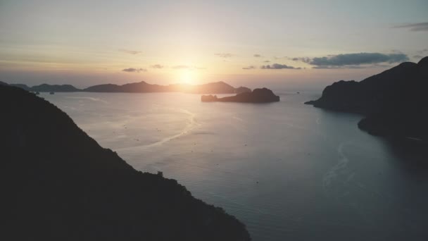 Slow motion soluppgång över berg ön silhuett antenn. Havslandskap på sommaren kväll solnedgång — Stockvideo