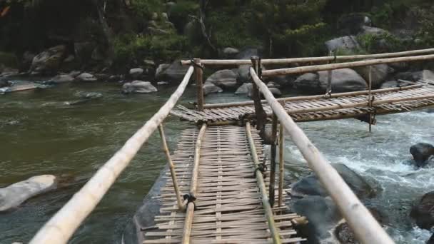 Puente vista frontal río costa rocosa. Arroyo tropical y piedras en la orilla de la selva Tailandesa — Vídeo de stock