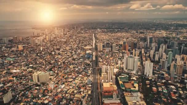Zonnige stadsgezicht van havenstad Manilla antenne. Zonsopgang licht over moderne gebouwen en wolkenkrabbers — Stockvideo