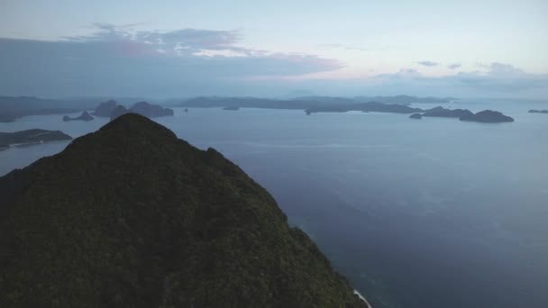 Силуэт островов архипелага Висайас в океаническом заливе. Острова Хилли на спокойном морском побережье — стоковое видео