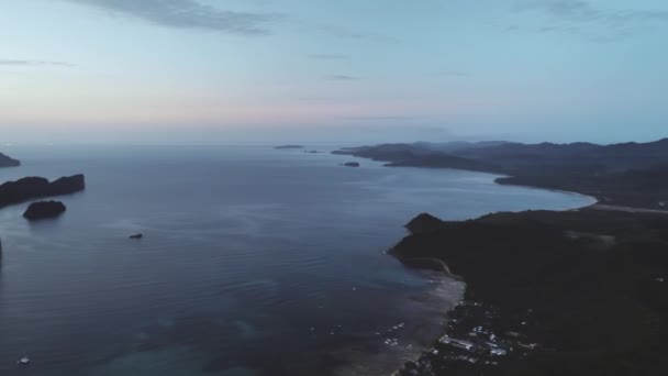 Силуэт горных островов у морского залива антенны. Морской пейзаж ни у кого нет тропической природы Филиппин — стоковое видео