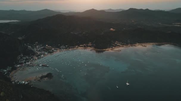 Pier città paesaggio urbano a silhouette montagna tropicale alla luce del sole aerea. Paesaggio marino dell'isola degli altopiani — Video Stock