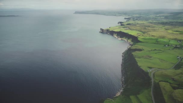 Ирландский океан зеленый вид на берег: морская панорама. Отдых и сервильность: прекрасный пейзаж — стоковое видео