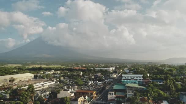 Rural city at Mayon volcano erupt aerial. Contryside town at green valley. Cottages at streets — Stock Video