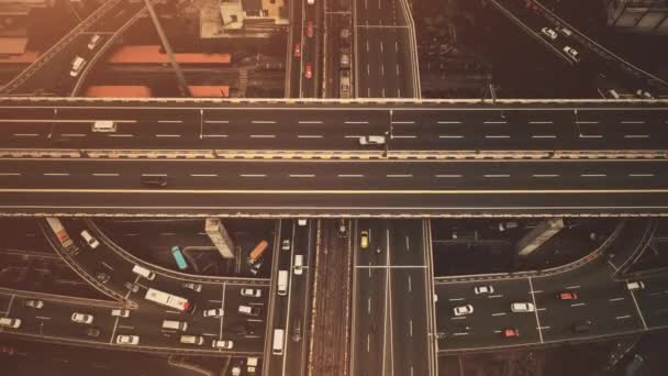 Tráfico cruza la carretera de arriba hacia abajo aérea. Filipinas Manila ciudad transporte urbano. Autopista urbana — Vídeo de stock