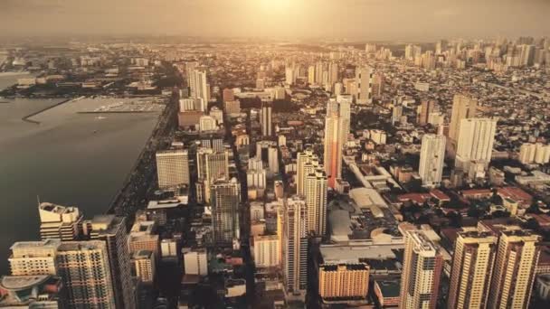 Metropool stad aan zee baai zonsopgang antenne. Filippijnen stadsgezicht bij zonsopgang. Stedelijke straten, wegen — Stockvideo