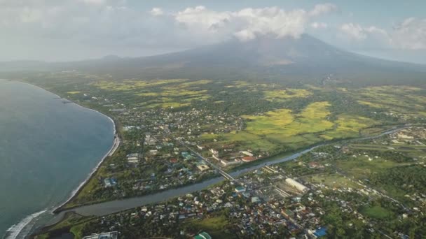 Paysage urbain tropical au bord de la mer baie rivière aérienne. Rues avec chalets et gîtes avec route de circulation — Video