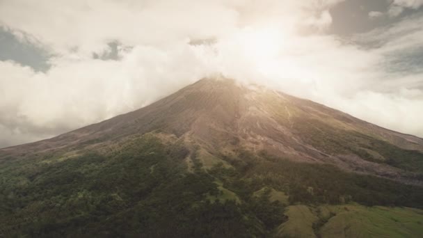 Le volcan monte en éruption au soleil brille en gros plan aérien. Personne paysage naturel à la campagne Legazpi — Video
