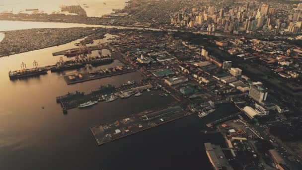 大都市の港都市マニラでの日没海上湾の空中。船、ボートとマリーナで太陽の光 — ストック動画