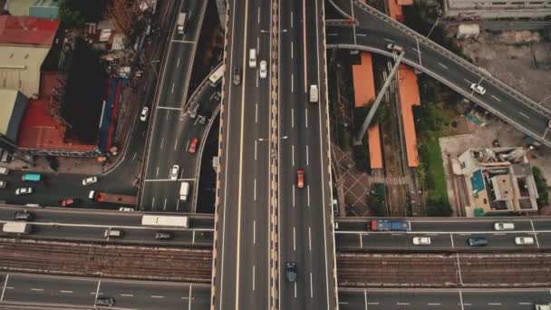 Top down cross traffic snelweg met auto 's, vrachtwagens antenne. Stedelijk vervoer op brug weg naar de stad — Stockvideo
