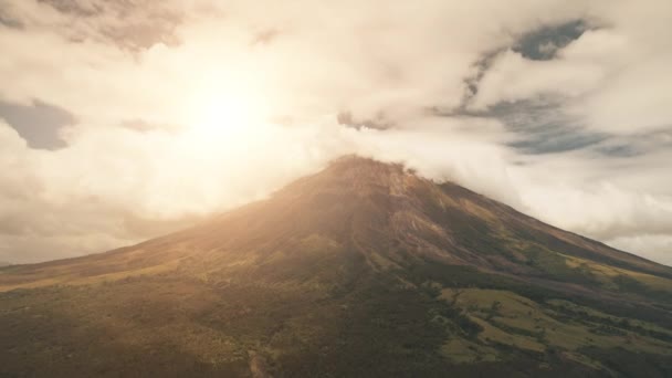 Éruption d'un volcan aérien à proximité de la lumière du soleil. Personne paysage naturel à Legazpi ville, Mayon mont — Video