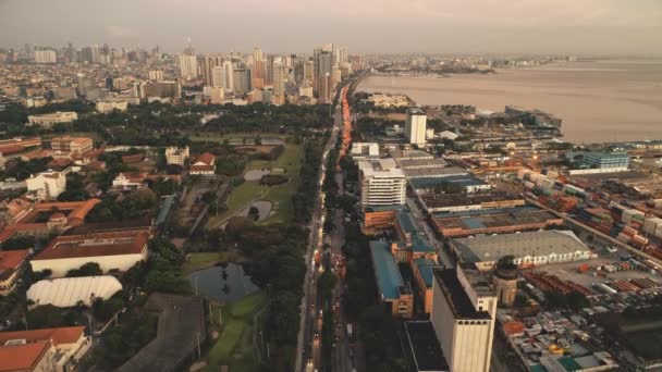 Apus de soare peisaj oraș cu parc proiectat și iazuri la ocean golf aerian. Orașul Port Manila pe timp de vară — Videoclip de stoc