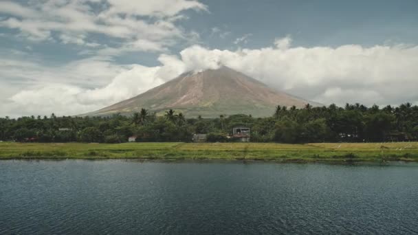 Le volcan entre en éruption au bord d'un lac vert. Philippines campagne de la ville de Legazpi dans les prairies verdoyantes — Video