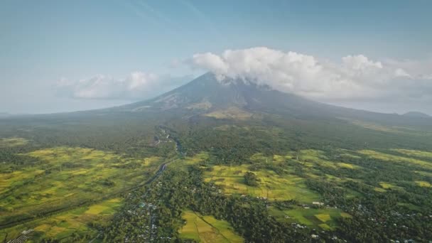 Fermes tropicales vertes à volcan colline vallée aérienne. Legazpi ville à l'île tropicale des Philippines — Video