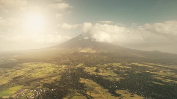 Terres agricoles tropicales ensoleillées au volcan vert colline vallée aérienne. Campagne Legazpi aux Philippines — Video