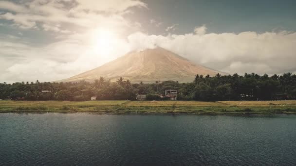 Volcan en éruption au soleil briller sur le rivage du lac aérien. Philippines campagne de la ville de Legazpi à vallée — Video