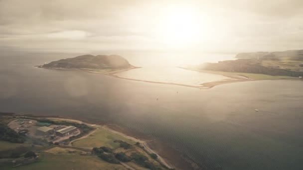 Éclat de soleil à la baie océanique réflexion aérienne. Paysage marin dans les îles montagneuses de Campbeltown, Écosse — Video