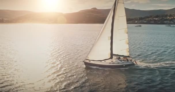 Primer plano crucero en velero aéreo en Sun Sea Bay. Reflejo de sol en el agua de las montañas costa oceánica — Vídeos de Stock