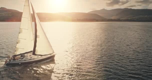 オーシャンベイ空中の帆船での太陽の反射。緑の山の島で船に夏の海のクルーズ — ストック動画