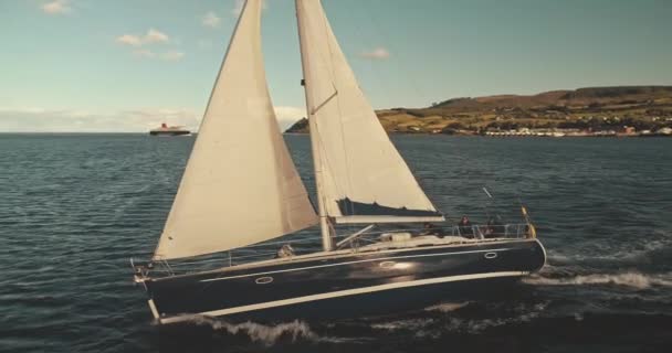 Yate de primer plano navegando en mar abierto aéreo. Nadie naturaleza paisaje marino con crucero en barco de vela en la bahía del océano — Vídeo de stock