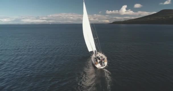 Lyx yacht på öppet hav racing under segel antenn. Fantastisk havsutsikt i havsvik med fartyg — Stockvideo